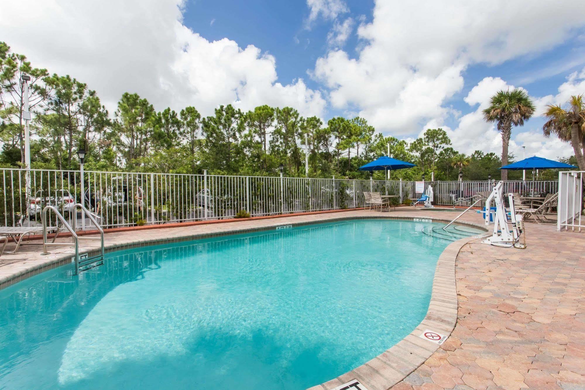 Days Inn & Suites By Wyndham Fort Pierce I-95 Exterior foto